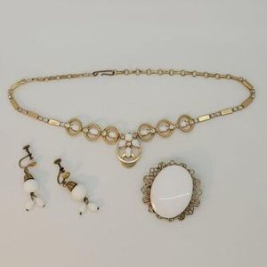 Vintage necklace, screwback earrings and brooch 😍